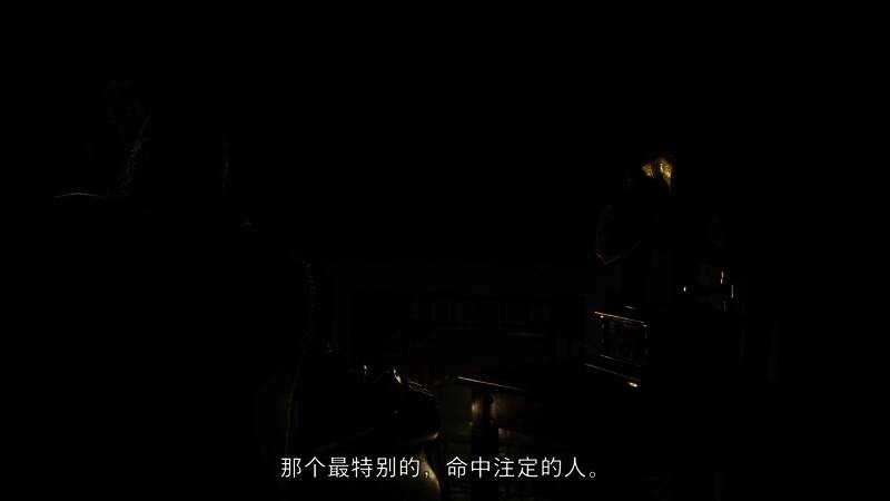 神秘男子背对光源站立，面部轮廓模糊，身着黑色风衣