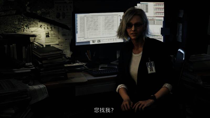 艾丽莎在电脑前查阅资料，墙上贴满了关于安布雷拉公司的剪报和照片