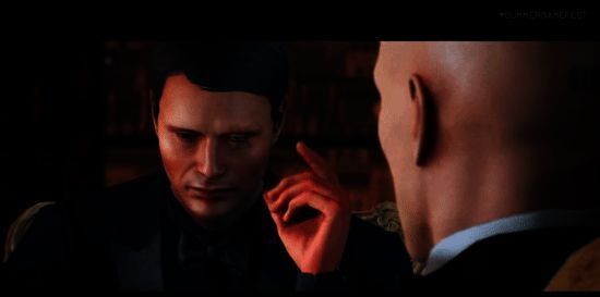 豪华赌场内景，灯光璀璨，人群熙攘，充满间谍行动氛围