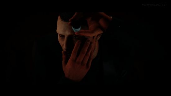 主角伪装成侍者，悄然潜入任务区域，准备执行暗杀