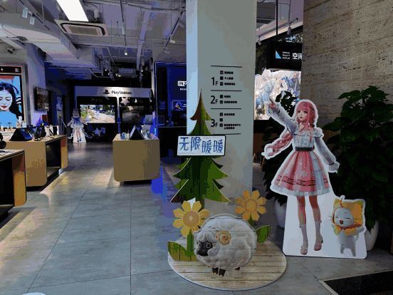 索尼门店橱窗布置了《无限暖暖》主题装饰，展示暖暖和大喵的剪影形象