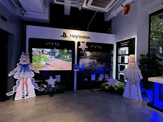 店内陈列大幅暖暖海报和精致服饰立牌，营造出梦幻氛围