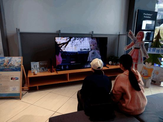 玩家专注体验游戏，沉浸在高清画面带来的沉浸感中