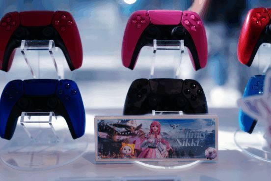 玩家领取《无限暖暖》x PlayStation定制镭射票，图案精美别致