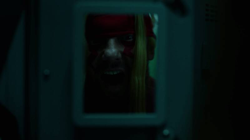 深红毒蛇角色立绘，身着华丽服饰进行空中连击