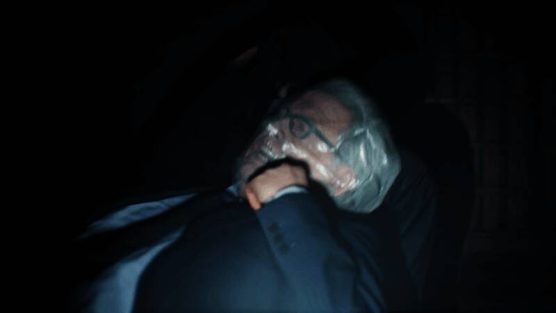 BOSS战特写，巨型生物撕裂墙壁扑来，主角迅速闪避中