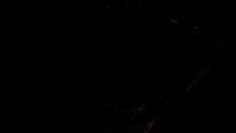 多人合作模式概念图，小队成员在黑暗隧道中相互掩护前进