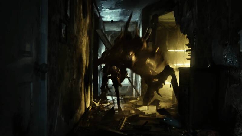 战斗场景紧张激烈，主角正在用钝器对抗怪物