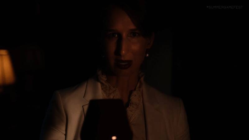 一道模糊的身影潜伏在阴影中，一双发光的眼睛直视前方，令人不寒而栗