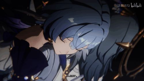 星期日身穿朴素服饰，神情复杂地站在窗前凝视远方