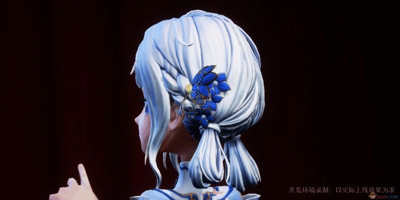 巫铃儿身着传统旗袍，青瓷通透质感展现东方含蓄之美