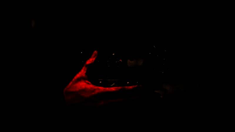 夜晚战场燃起熊熊篝火，士兵们围坐讨论明日之战的策略