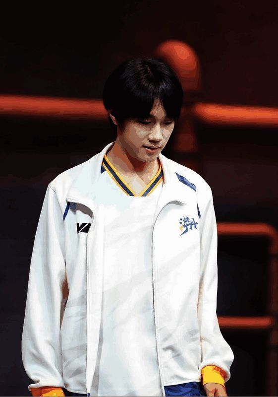 TE战队成员集体合影，TE_YangY位于中间位置笑容灿烂