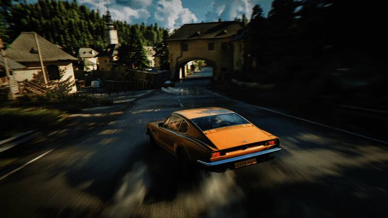 邦德站在城市高楼边缘俯瞰夜景，身后是闪烁的城市灯火，象征着即将展开的惊险任务