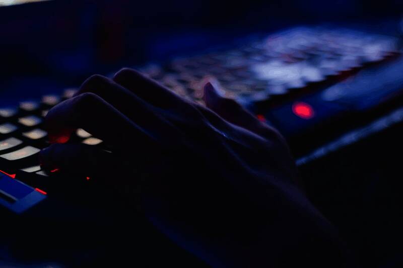 法院庭审现场画面，法官正严肃审理一桩涉及虚假诉讼的游戏充值案件