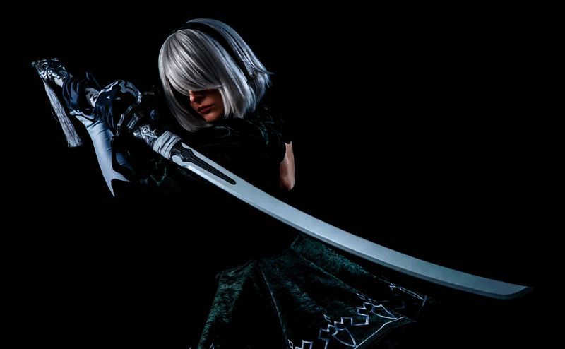 2B长刀‘白之契约’正面展示图，银色刀刃反射冷冽光芒，整体造型科幻感十足