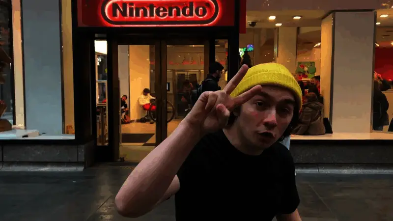 ChickenDog在街头进行直播，周围人群围观互动