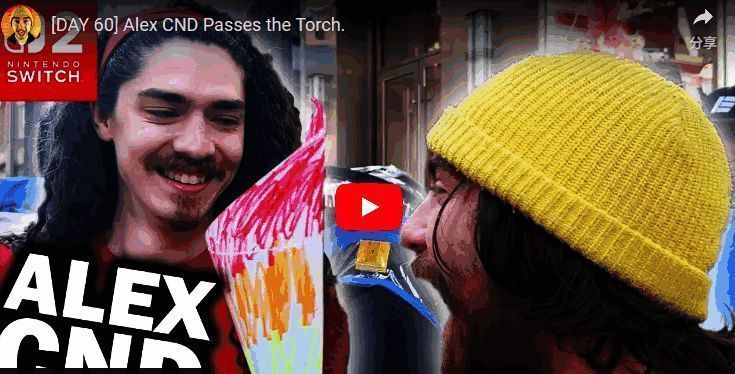 ChickenDog与Alex并肩站立，两人手持不同世代Switch机型合影留念