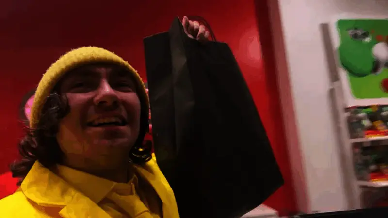 NS2产品陈列整齐有序，柜台前ChickenDog完成结账瞬间被镜头记录