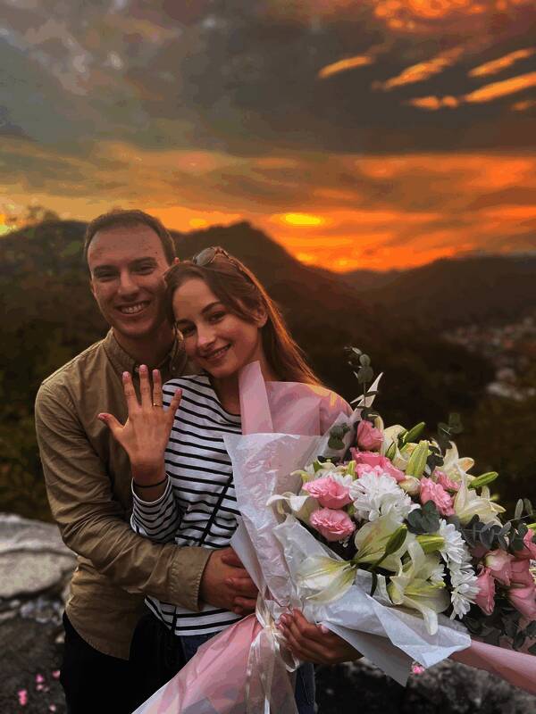 Perkz身穿G2队服接受采访，现场粉丝热情欢呼