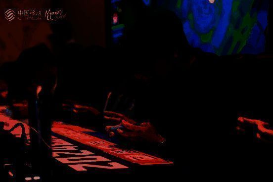 选手们专注比赛，手指飞速操作，屏幕上呈现激烈战斗画面