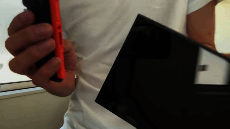 视频中玩家操作Switch 2连接手柄的画面截图