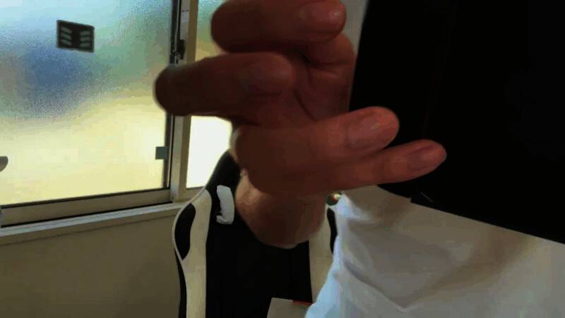 玩家面部表情夸张，疑似因手被夹而惊叫的瞬间截图