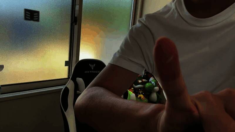 玩家手持Switch 2主机进行游戏的画面截图