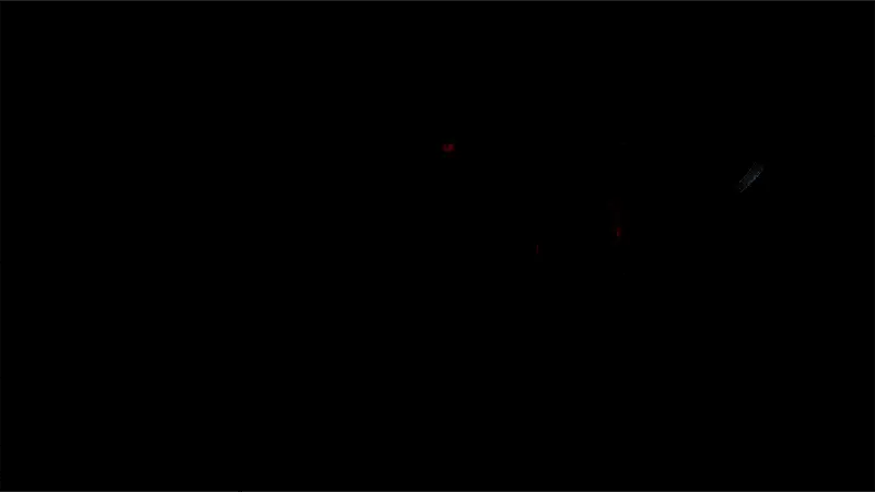 角色在黑暗中奔跑，背后隐约可见扭曲的影子，营造出极致惊悚氛围