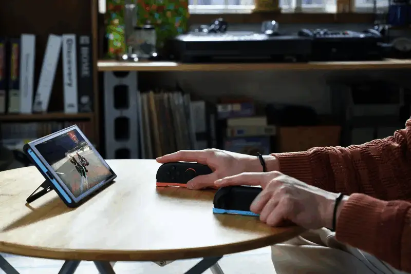 Switch 2与前代机型尺寸对比图，突出轻薄化改进