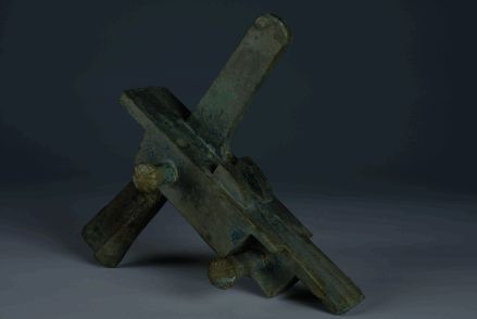 武汉博物馆藏三国青铜弩机实物展示，表面锈迹斑驳，尽显历史厚重感