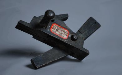 绵竹市博物馆藏三国弩机实物图，结构复杂，体现古代军工水平