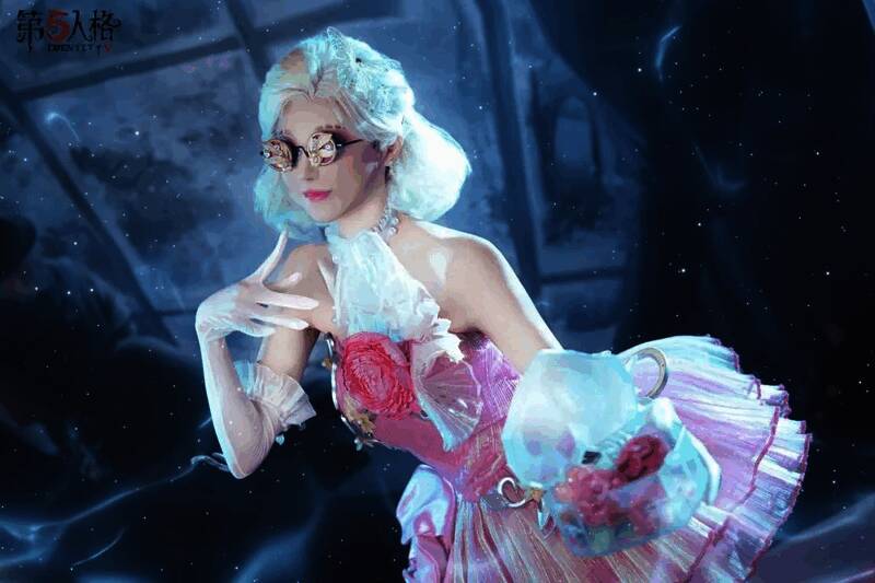 鹿头角色COSER与观众互动，现场欢笑不断