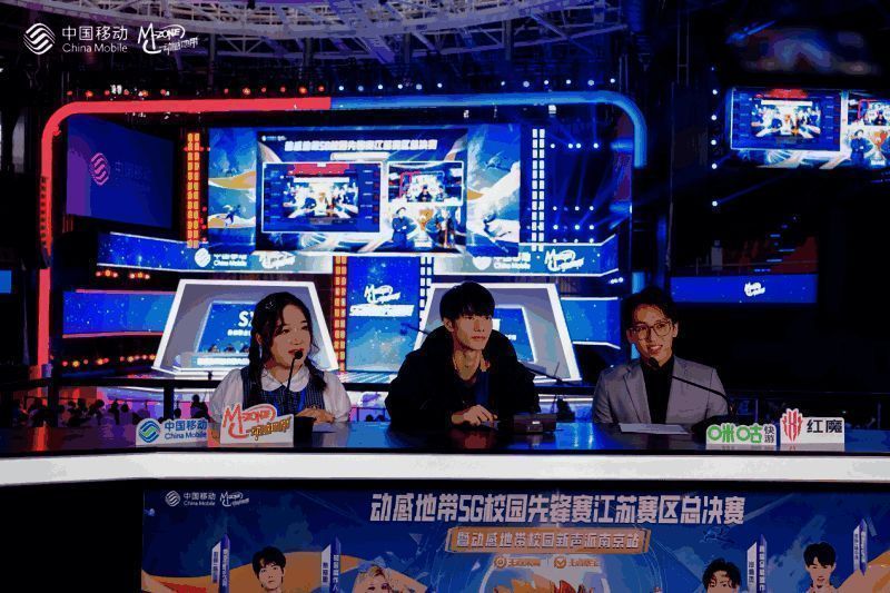 KPL明星选手傲寒与景晚在现场与高校选手互动，气氛活跃