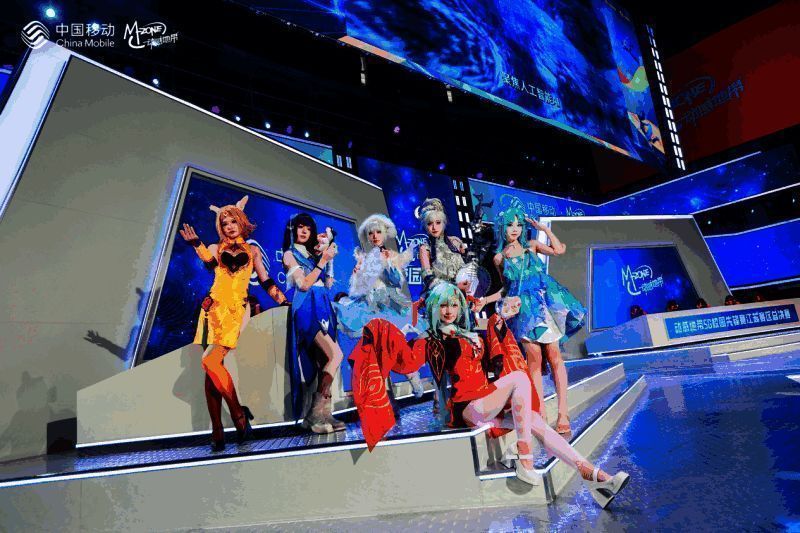 Coser们身穿精致服装扮演游戏角色，现场拍照互动引人驻足