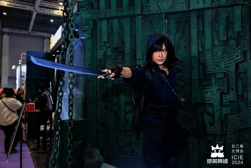 COSER扮演的‘张起灵’与‘吴邪’现身展会现场，与粉丝热情互动合影留念