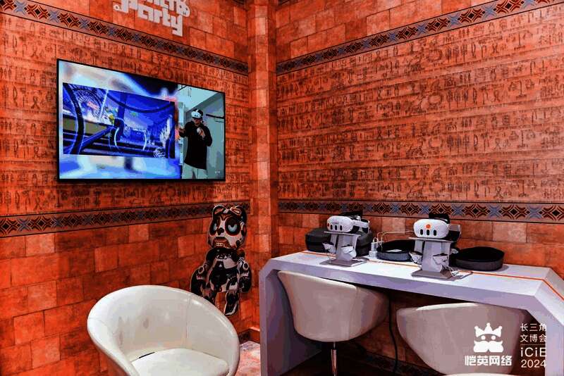 玩家佩戴VR设备体验《Mecha Party》，身临其境参与机甲对战，现场观众围观不断