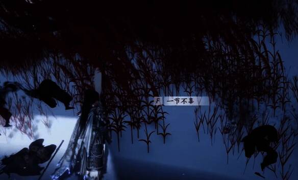 水边喷泉旁的物品展示，周围环境清新自然