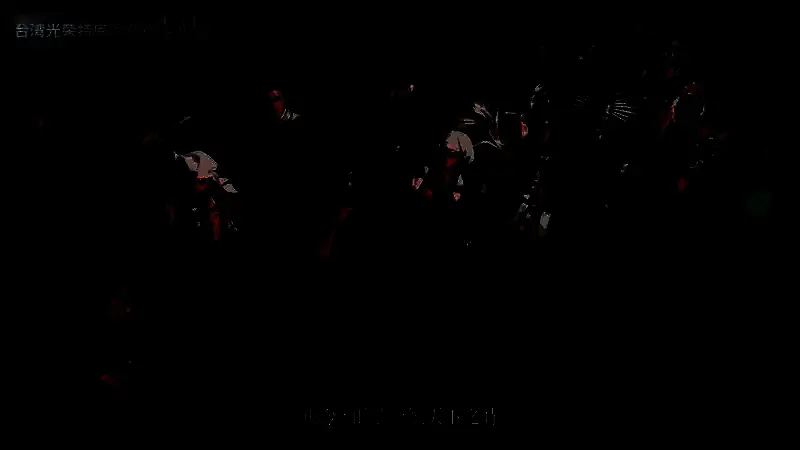 夜战攻城画面，火把照亮城墙，士兵攀爬云梯展开激烈战斗