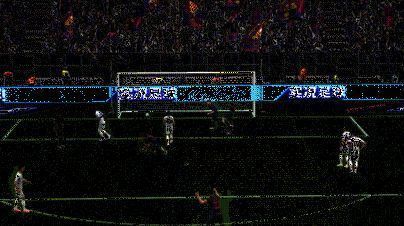 罗纳尔迪尼奥传球瞬间，展现不看人传球技巧