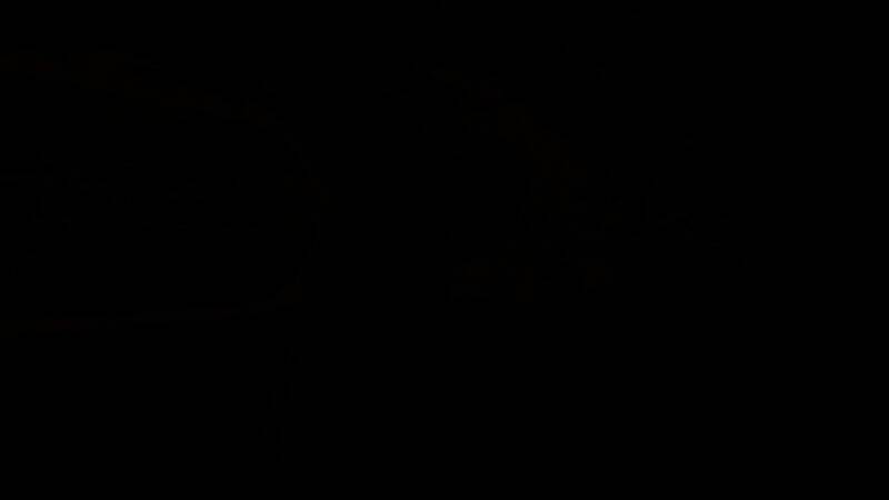 游戏过场动画截图，主角与神秘角色对峙，气氛紧张