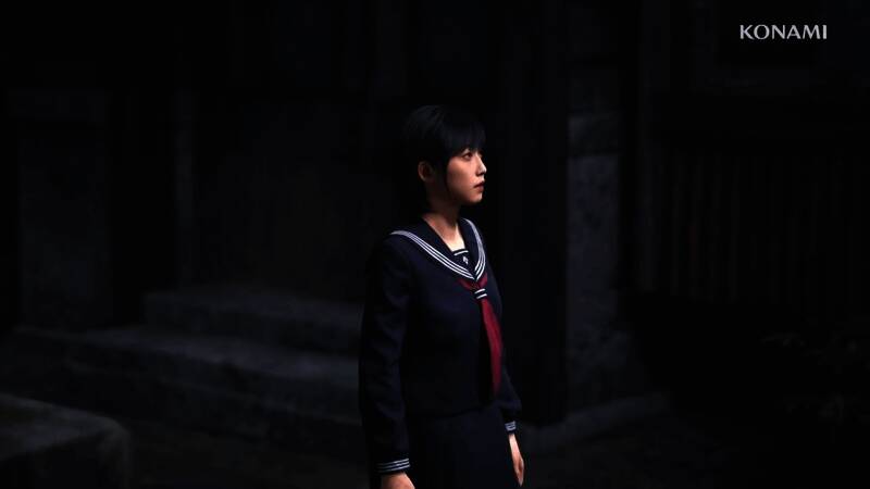 《寂静岭f》游戏场景截图，昏暗街道上弥漫着浓雾，远处隐约可见模糊身影