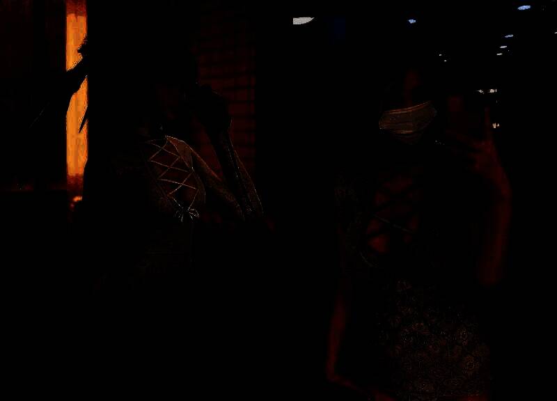 尹雪花白色服装正面造型展示，与白珍珠风格相近