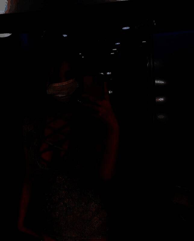 白珍珠与尹雪花服装肩部设计对比图，相似度极高