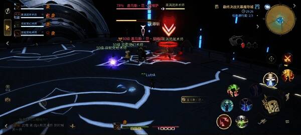 坦克角色被BOSS锁定，承受猛烈一击