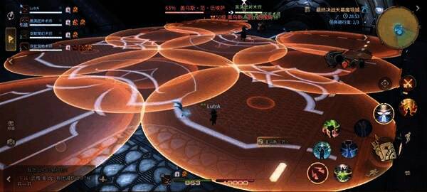 地面上三排AOE逐步推进，玩家正在寻找安全位置