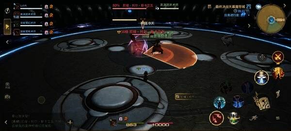 BOSS挥动武器释放扇形攻击，地面呈现红色警示区域