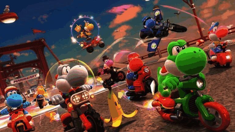 夏日游戏节活动现场照片，人群聚集在展台前