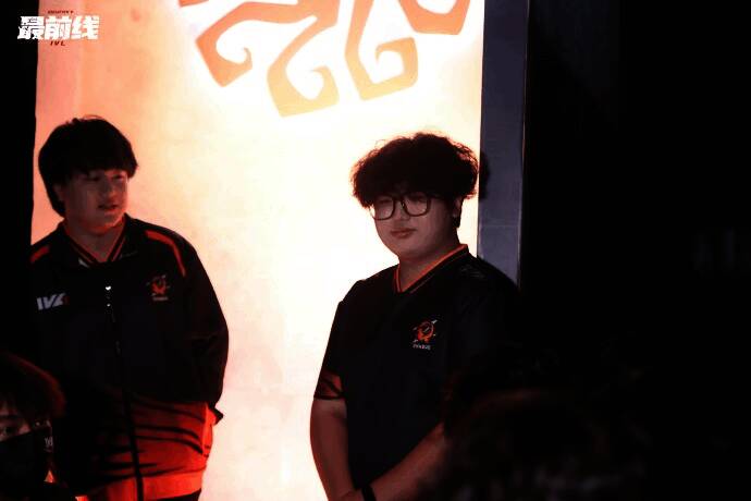 FPX.ZQ_Alpaca身着队服参加比赛的精彩瞬间，神情坚毅