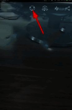 虎牙直播连麦功能操作示意图，展示如何点击连麦按钮